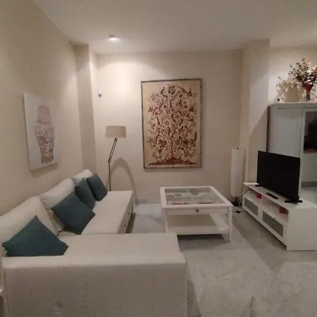 Cathedral Apartment *